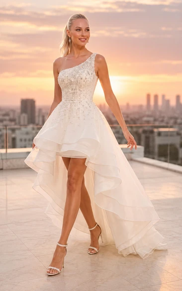 Robe de mariée asymétrique en dentelle avec traîne en tulle et épaule dénudée.
