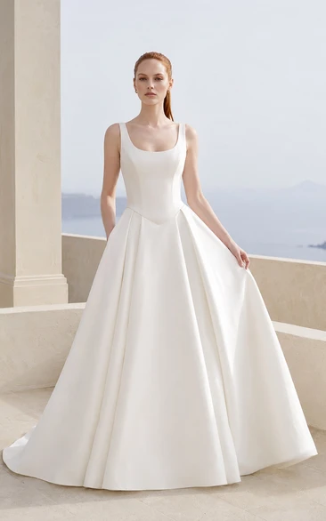 Vestido de novia blanco de satén con escote redondo y corte en A, con cola.