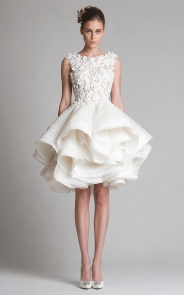 Elfenbeinfarbenes Brautkleid mit Schmuckkragen, floralen Applikationen und asymmetrischem Saum