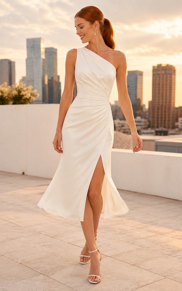 Robe de mariée asymétrique en satin froncé, longueur thé, avec fente sur le devant
