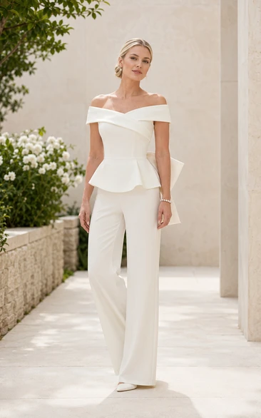 Mono de novia blanco con peplum, hombros descubiertos y lazo en la espalda.
