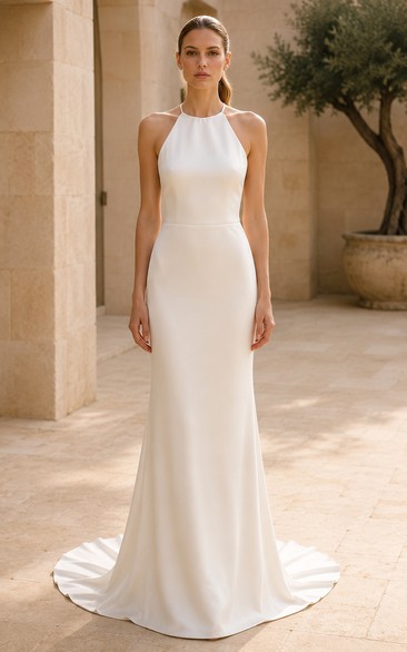 Robe de mariée fourreau ivoire dos nu à col halter et traîne courte