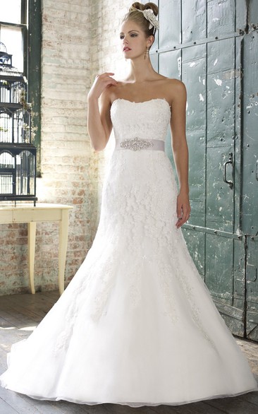 Mermaid Halter Floor-Length Appliqued Sleeveless Lace Wedding Dress With Waist Jewellery And Backless Style