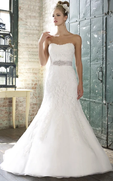 Mermaid Halter Floor-Length Appliqued Sleeveless Lace Wedding Dress With Waist Jewellery And Backless Style
