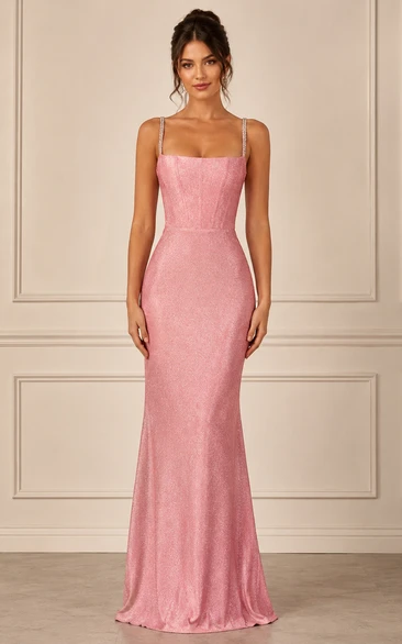 Robe de bal rose poudré moulante à bretelles en cristal, col carré et paillettes, coupe sirène.