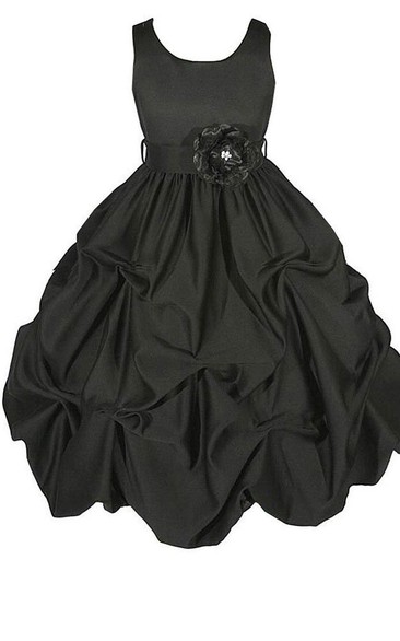 Sleeveless Ruffled Dress With Scoop Neck and Flower