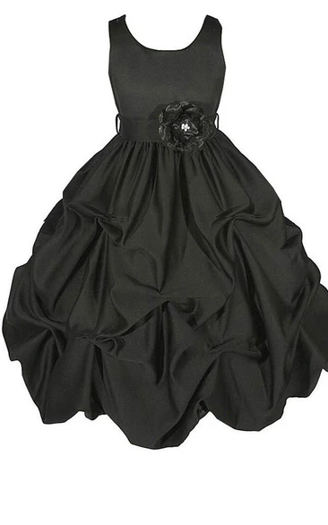 Sleeveless Ruffled Dress With Scoop Neck and Flower