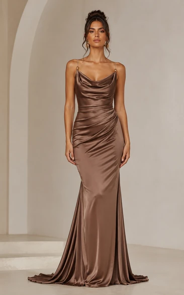 Vestido formal de satén color moca con escote drapeado y tirantes finos, estilo sirena.
