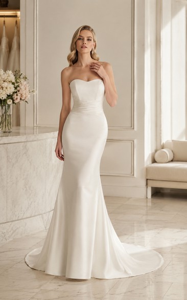 Robe de mariée sirène en satin blanc sans bretelles avec traîne chapelle