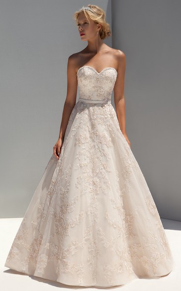 A-Line Sleeveless Appliqued Sweetheart Maxi Lace Wedding Dress With Beading