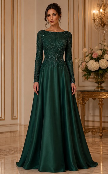 Robe de soirée longue en satin vert émeraude ornée de cristaux et de perles, coupe trapèze.