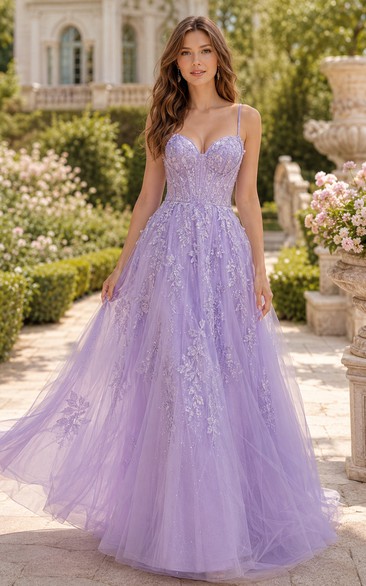 Robe de bal en tulle lavande, coupe trapèze, ornée d'appliqués de dentelle, idéale pour les bals de fin d'année et les événements formels.