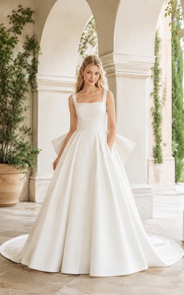 Satin-Ballkleid mit eckigem Ausschnitt und Schleife am Rücken