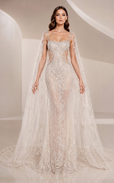 Brautkleid mit eckigem Ausschnitt, langen Ärmeln und Spitze sowie transparenter Schleppe