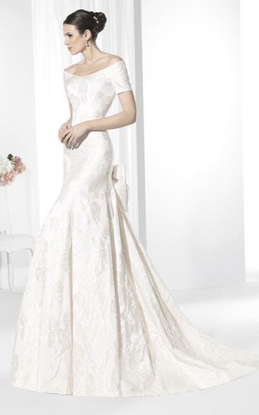 Mermaid Short-Sleeve V-Neck Appliqued Lace Wedding Dress With Bow