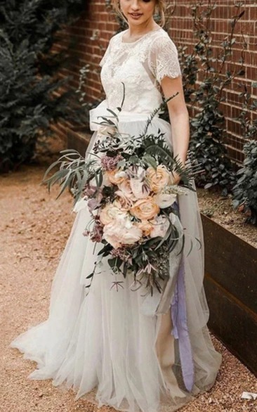 Scoop-neck Lace Short-sleeve Tulle Two-Tone Wedding Dress with Bow