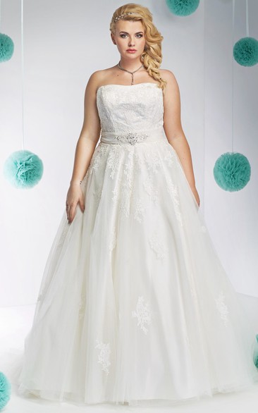 A-Line Sleeveless Strapless Appliqued Floor-Length Lace&Tulle Plus Size Wedding Dress With Waist Jewellery And Bow