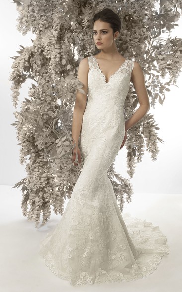 Mermaid V-Neck Appliqued Sleeveless Lace Wedding Dress With Court Train