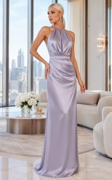 Robe de demoiselle d'honneur grande taille en satin lavande, col montant et taille drapée, coupe fourreau dos nu.