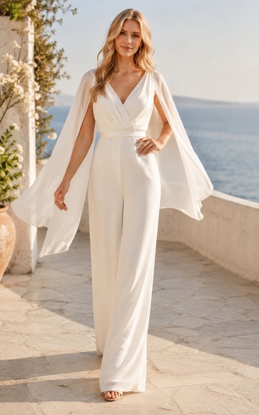 Weißer Chiffon-Jumpsuit mit V-Ausschnitt und Cape für die Braut