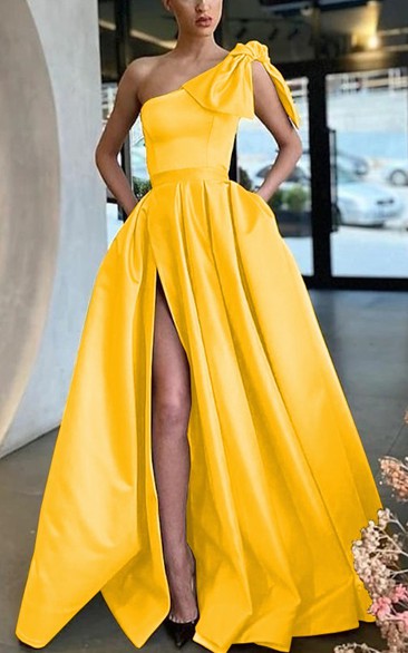One-shoulder A-line Satin Front Split Daffodil Dress with Bow