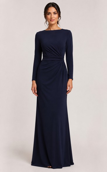 Robe de soirée bleu marine sobre à manches longues et décolleté bateau.