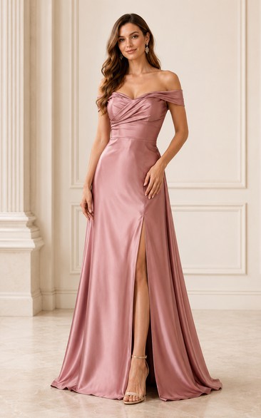 Vestido formal de satén color rosa empolvado con escote Bardot y corte en A, abertura lateral alta.