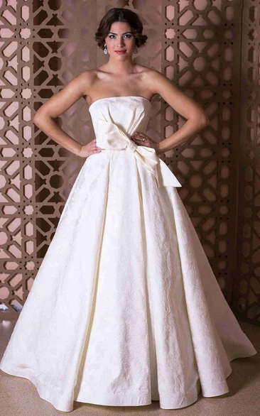 A-Line Bowed Sleeveless Long Strapless Wedding Dress