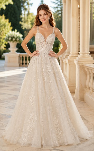 Vestido de novia de gala con escote en V, encaje y tul, tirantes finos y cola de capilla.