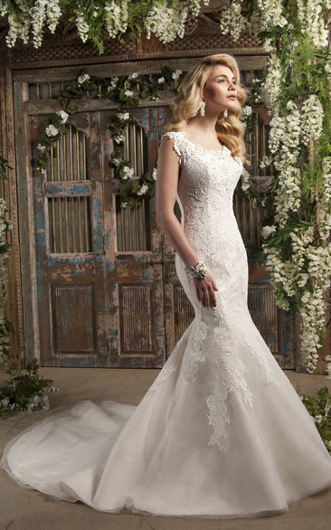 Mermaid Appliqued Scoop Neck Sleeveless Lace Wedding Dress With Chapel Train