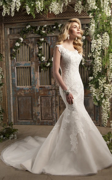 Mermaid Appliqued Scoop Neck Sleeveless Lace Wedding Dress With Chapel Train