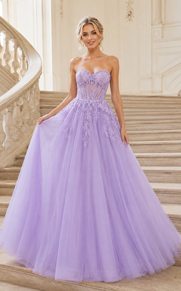 Lavendelfarbenes, trägerloses Ballkleid mit Applikationen aus Tüll