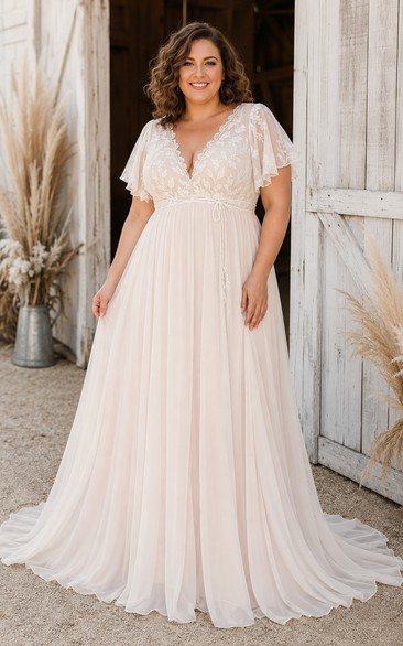 Robe de mariée grande taille en mousseline de soie, coupe trapèze, col en V et manches courtes en dentelle