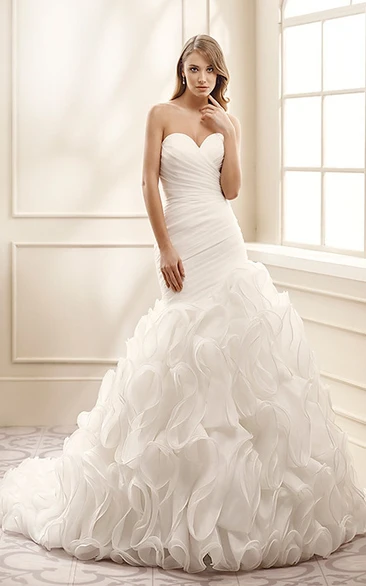 Ball Gown Rufflesd Floor-Length Sweetheart Sleeveless Organza Wedding Dress With Criss Cross