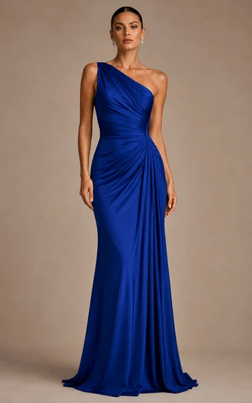 Vestido de noche azul marino de un solo hombro con elegante drapeado y cola larga.