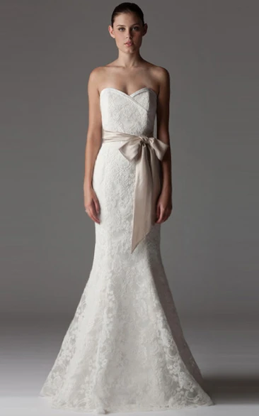 Sheath Sweetheart Floor-Length Appliqued Sleeveless Lace Wedding Dress With Bow