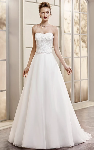 A-Line Strapless Tulle Wedding Dress