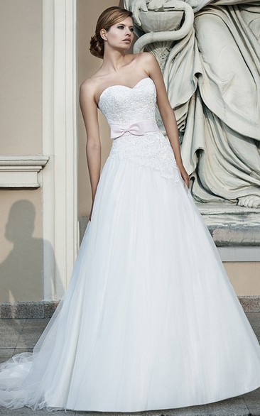 A-Line Floor-Length Sleeveless Appliqued Sweetheart Lace&Tulle Wedding Dress With Bow