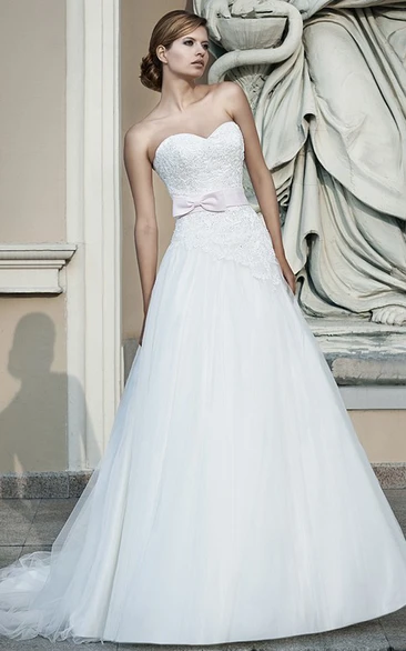 A-Line Floor-Length Sleeveless Appliqued Sweetheart Lace&Tulle Wedding Dress With Bow