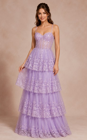 Vestido de fiesta de tul con encaje y tirantes finos color lavanda, con volantes y espalda tipo corsé.