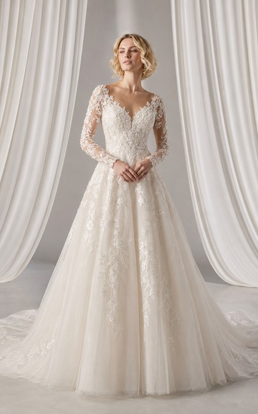 Vestido de novia de encaje con corte en A, mangas largas y cola de capilla.