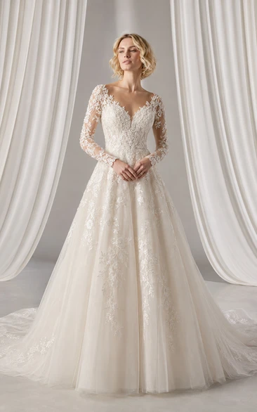 Vestido de novia de encaje con corte en A, mangas largas y cola de capilla.