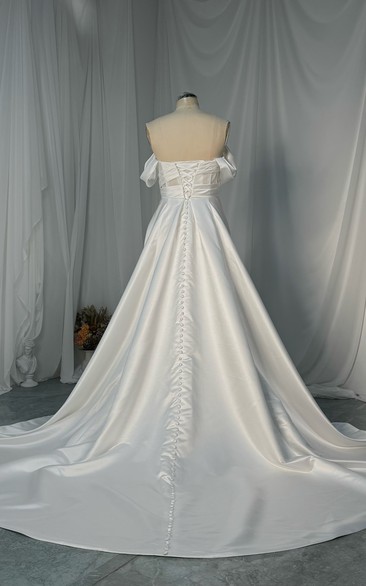 Schulterfreies Brautkleid aus Satin mit Illusion-Taille, Korsett und Kapellenschleppe