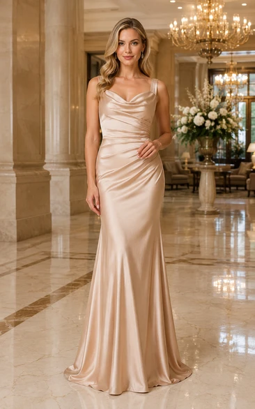 Vestido de dama de honor de satén color champán con cuello drapeado, tirantes finos y corpiño fruncido.