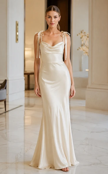 Vestido tubo de satén con tirantes finos y lazos en los hombros.