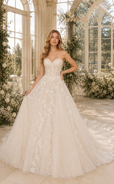 Robe de bal de mariée en dentelle avec bustier et longue traîne