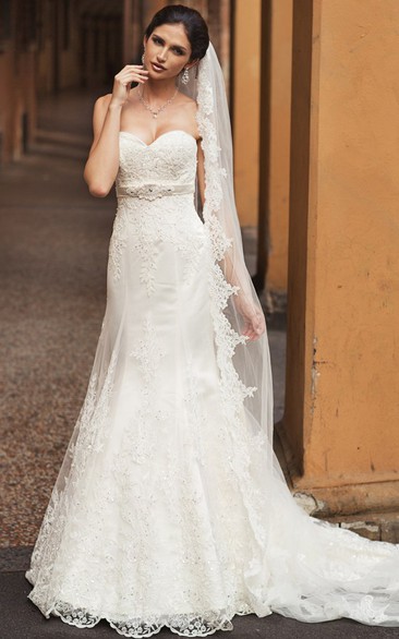 Sleeveless Appliqued Floor-Length Sweetheart Lace Wedding Dress With Waist Jewellery And Ribbon
