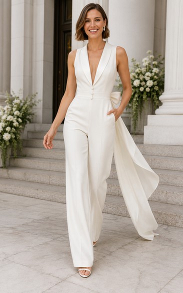 Combinaison de mariée blanche à col en V avec empiècement cape latéral