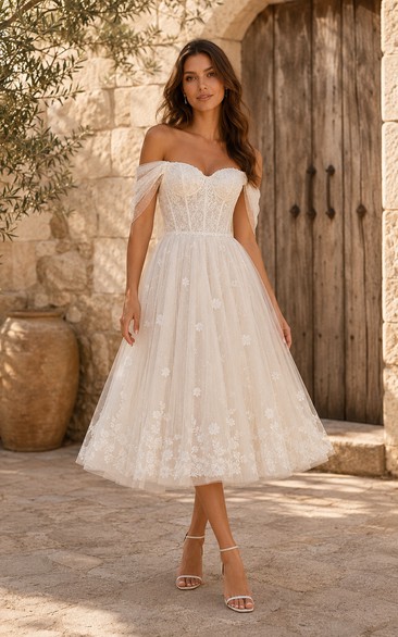 Robe de mariée mi-longue en dentelle à épaules dénudées et jupe en tulle