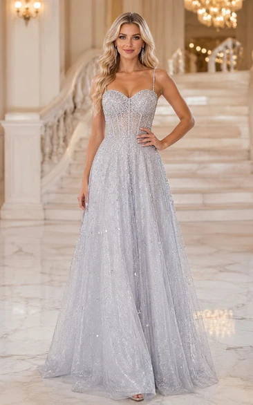 Vestido de fiesta de corte A con tirantes finos de tul brillante y corpiño tipo corsé, color plata, ideal para eventos nocturnos.